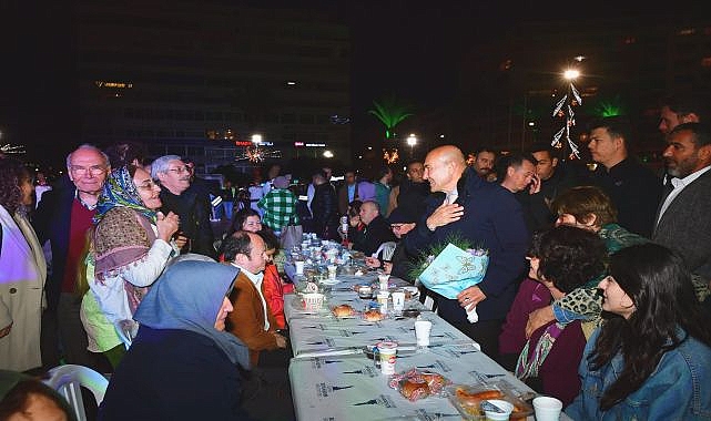 İzmir büyük iftar sofrasında buluştu “Hep yüzünüz gülsün”