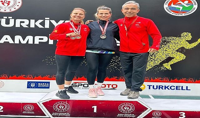 İzmirli öğretmen atletler derece yaptı