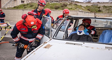 İzmir İtfaiyesinin özel donanımlı paramedikleri Türkiye’ye örnek oluyor
