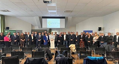 Devler Kulübü'nün kapısını araladı