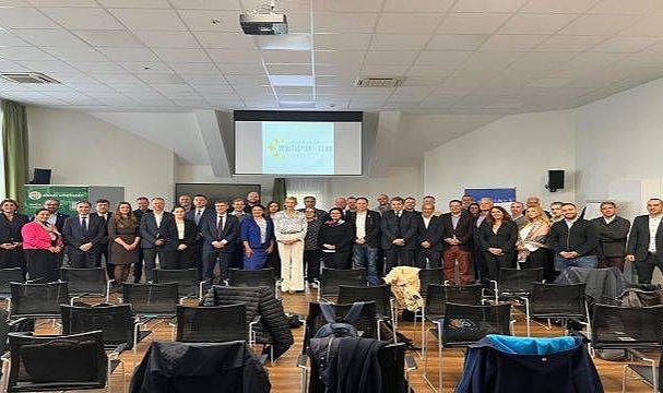 Devler Kulübü'nün kapısını araladı