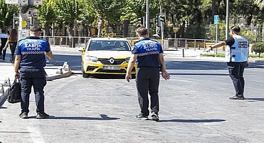 İzmir’de zabıta ekiplerinden yolcu kılığında taksi denetimi 
