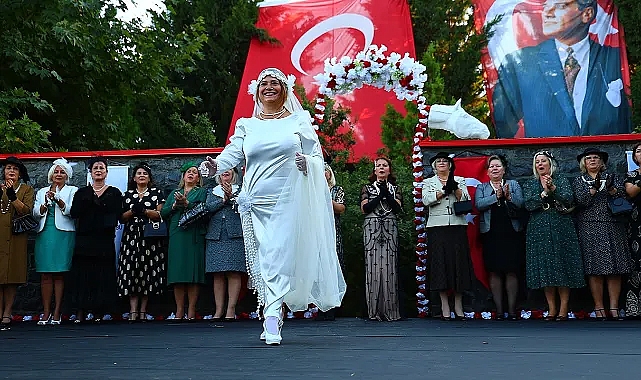 Elazığ’da 70 Yaş Üstü Kadınlardan Cumhuriyet Defilesi