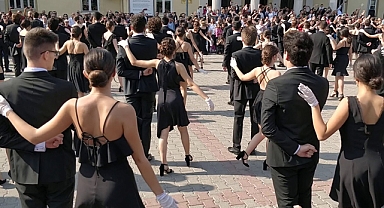 İzmir Atatürk Lisesi’nde Geleneksel Vals Gösterisi