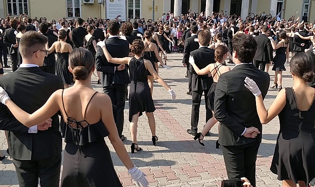 İzmir Atatürk Lisesi’nde Geleneksel Vals Gösterisi