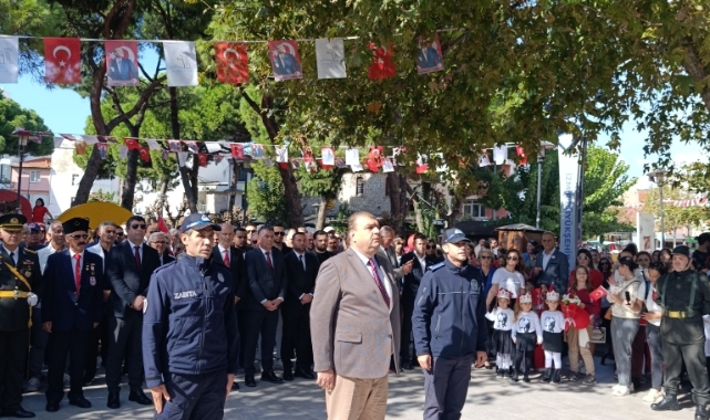 Seferihisar'da 29 Ekim Cumhuriyet Bayramı Çelenk Sunma Töreni Gerçekleştirildi