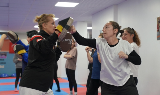 Seferihisar'da Kadına Şiddetle Mücadele İçin Farkındalık Otobüsü Yollarda