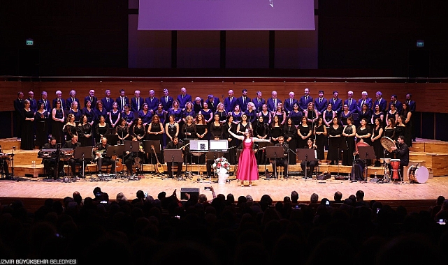 Bedia Akartürk'ten Büyükşehir korosuna yeni yıl sürprizi