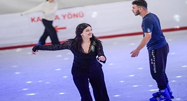 İzmir'de kışın keyfi buzda yaşanıyor