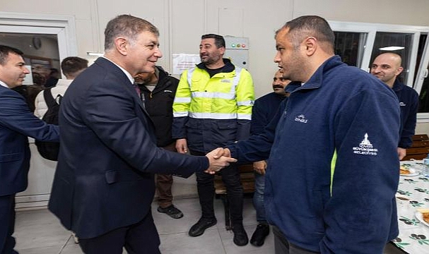 Başkan Tugay, mesaiye emekçi ile başladı