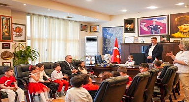 Seferihisar’da 23 Nisan coşkusu: Başkanlık koltuğu çocuklara emanet