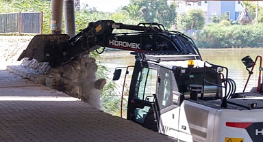 Seferihisar'da selin izleri siliniyor