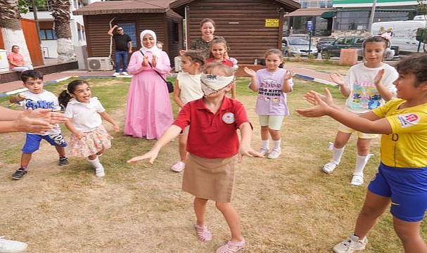 Seferihisar Belediyesi, çocukları geçmişin sokak oyunlarıyla buluşturdu.